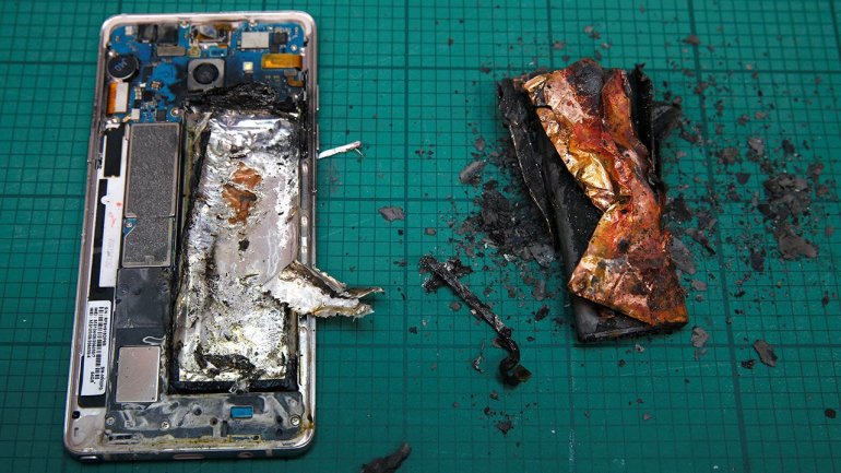 Researchers develop battery with inbuilt "fire extinguisher"