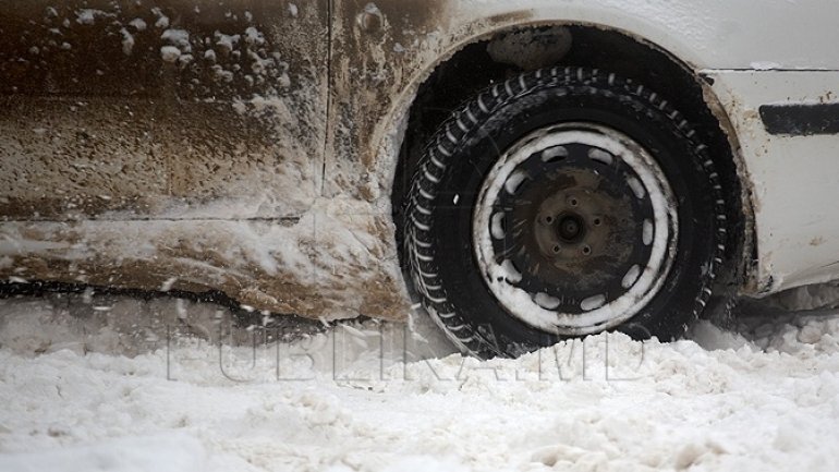 Slick and stranded: Moldovan drivers stuck in snow