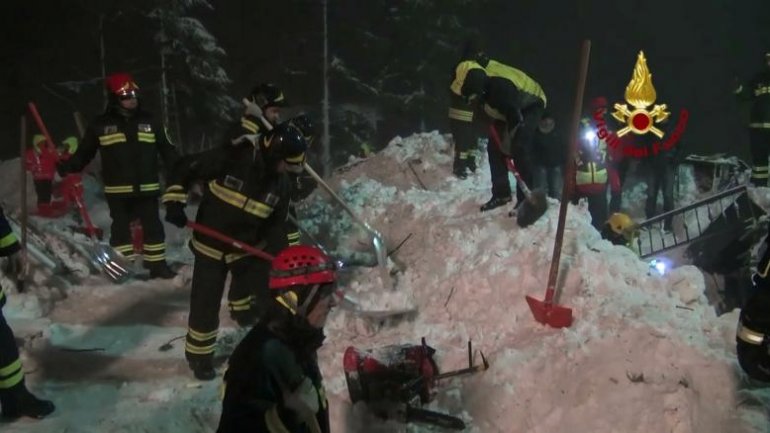 Rescuers pull more bodies from Italian hotel ruins