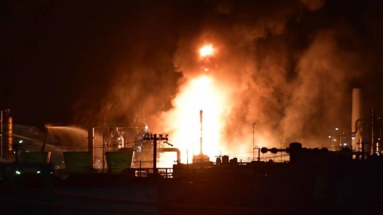 Evacuation orders for over 2,900 as huge fire breaks out at Japanese petroleum plant (VIDEO)