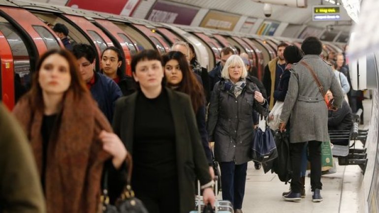 Travel chaos across London as Underground staff strike (VIDEO)