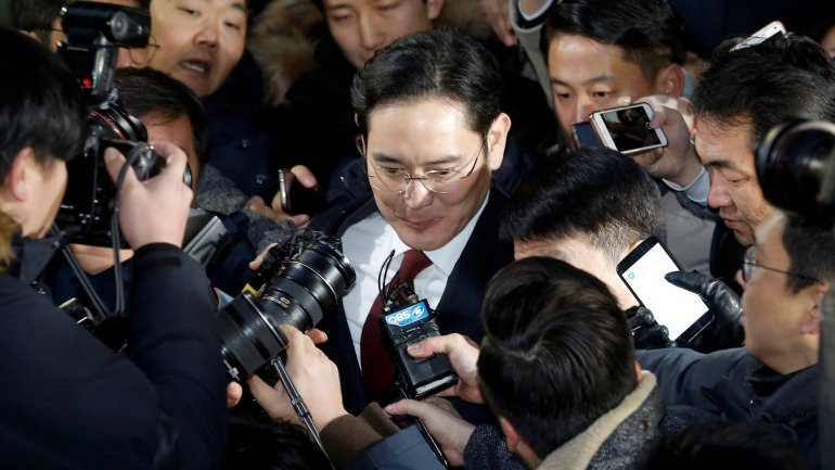 South Korean prosecutors to seek arrest warrant on Samsung chief