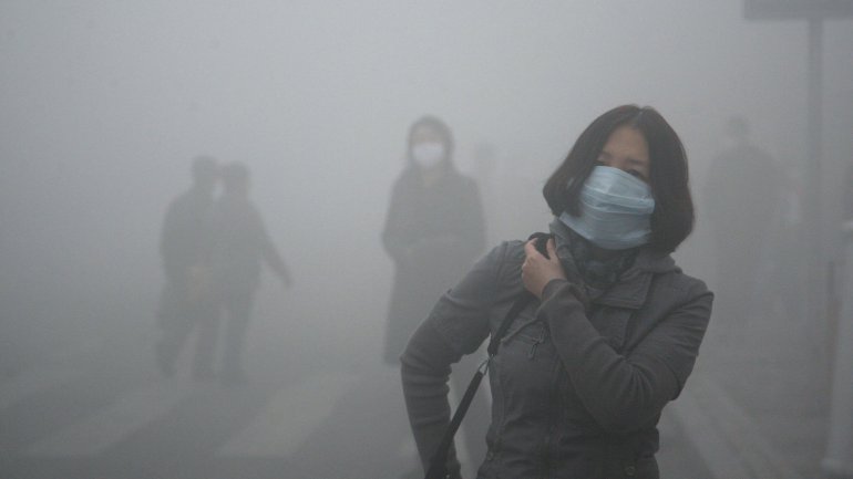 Highways closed, flights canceled because of smog in northern China