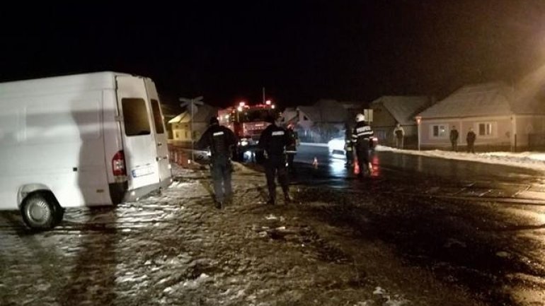 Minibus on route Germany-Moldova hit by a train in Romania (VIDEO)