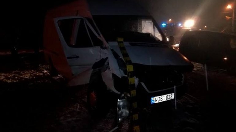 Minibus on route Germany-Moldova hit by a train in Romania (VIDEO)