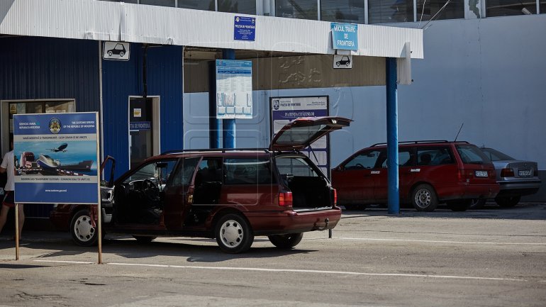 Moldovans heading to Romania had to queue in customs, several drivers turned back