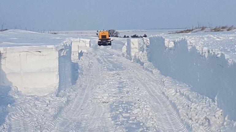 Blizzard buries Moldova. Images of snowplows removing ten feet snow (PHOTO)