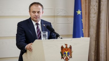 Andrian Candu to Maia Sandu, after she questioned meal vouchers: Do you prefer salaries in envelopes?