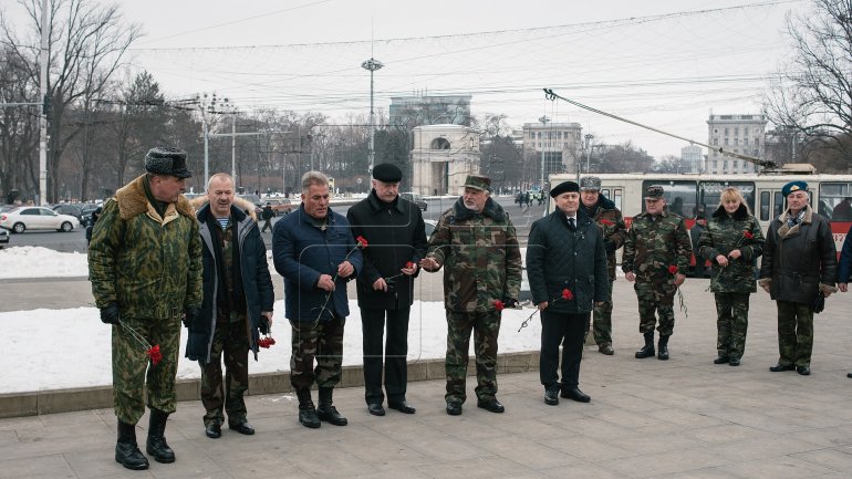 Soldiers killed in Afghan war commemorated in Chisinau (PHOTO)