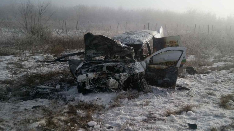 Car catches fire on Chisinau-Orhei route. Four injured, one in serious condition (PHOTO)