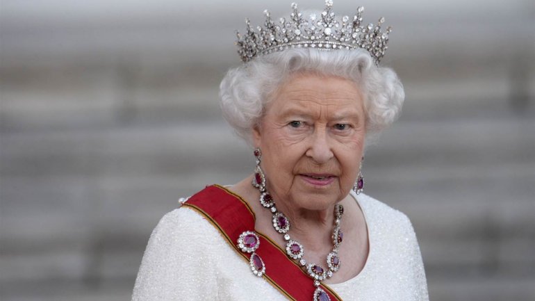 Queen in sapphire for 65 years on throne
