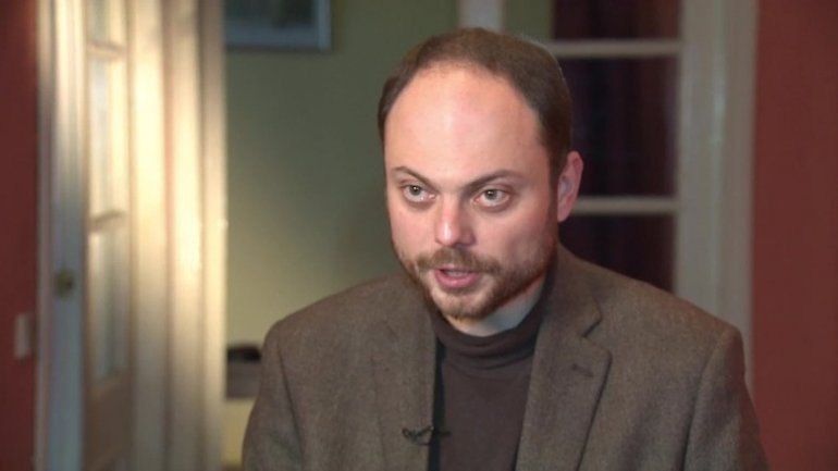 Poisoned Russian Federation critic Vladimir Kara-Murza leaves for treatment