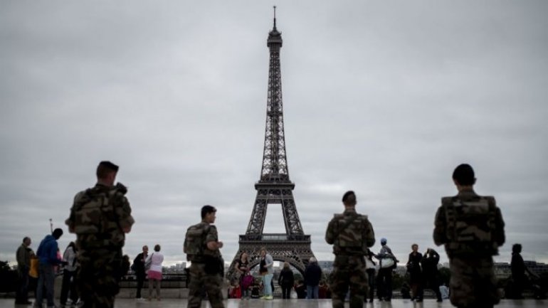 Paris to erect bulletproof wall around Eiffel Tower