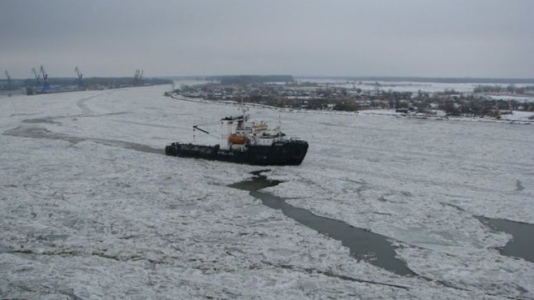 Danger of inevitable catastrophe on the Danube Delta. Ships stuck in ice (PHOTO)