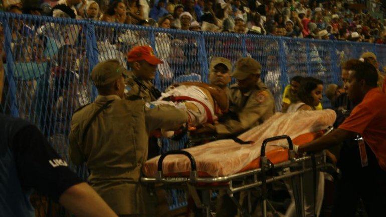 Rio carnival: 20 hurt as out-of-control float hits fence (PHOTO/VIDEO)