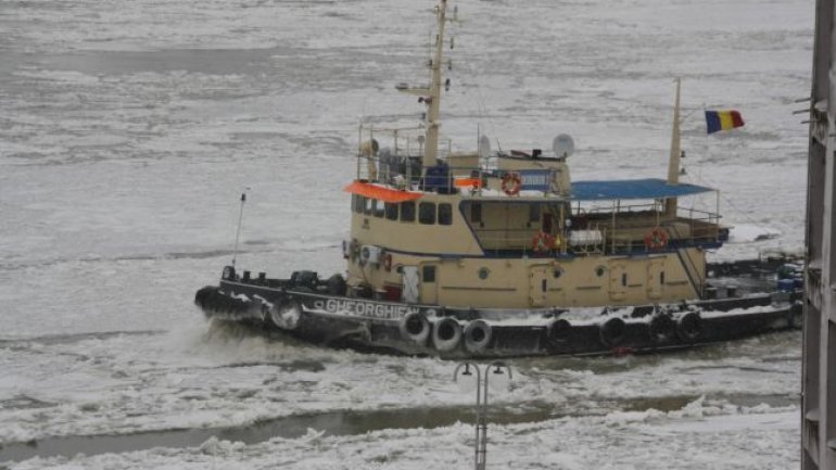 Danger of inevitable catastrophe on the Danube Delta. Ships stuck in ice (PHOTO)