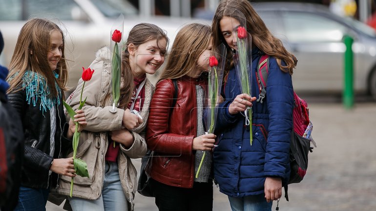 Wedding for a day. "Gheorghe Asachi" High School students celebrate Dragobete (PHOTOREPORT)