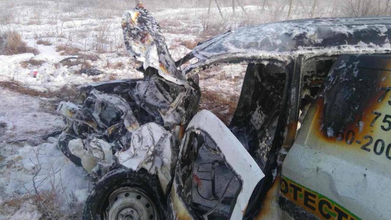 Car catches fire on Chisinau-Orhei route. Four injured, one in serious condition (PHOTO)