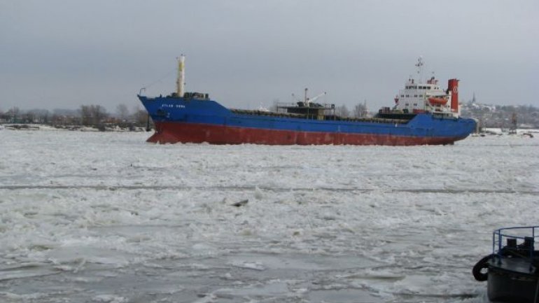 Danger of inevitable catastrophe on the Danube Delta. Ships stuck in ice (PHOTO)