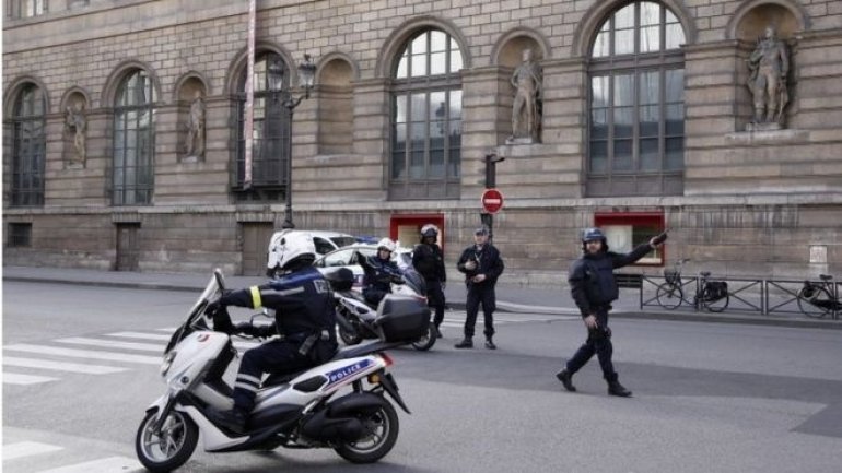 French soldier shoots attacker at Louvre (VIDEO)