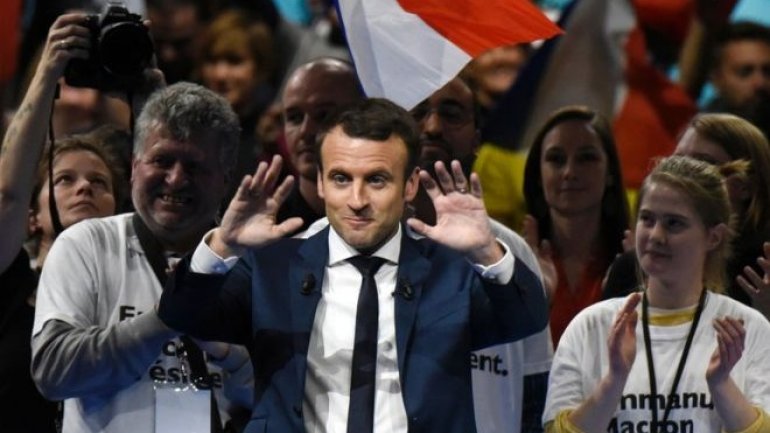 France election: Centrist rising star Macron urges unity