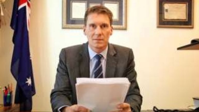 Cory Bernardi: Australian senator defects to launch right-wing party