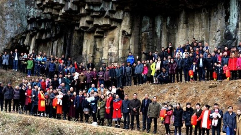 Chinese family of 500 takes rare photo at reunion