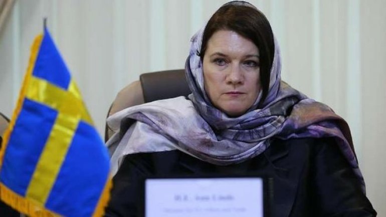 Sweden defends officials wearing headscarves in Iran