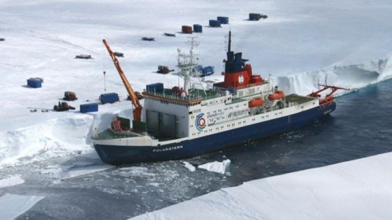 Ice-locked ship to drift over North Pole