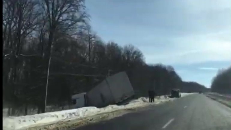 Moments of horror! Truck slid into ditch near Leuseni village (VIDEO)