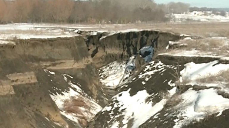 Multiple dwellings from Cantemir district endangered. The river washes the soil away and the pit extends towards the buildings