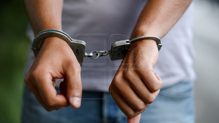 Policeman DETAINED for money extortion in human trafficking case