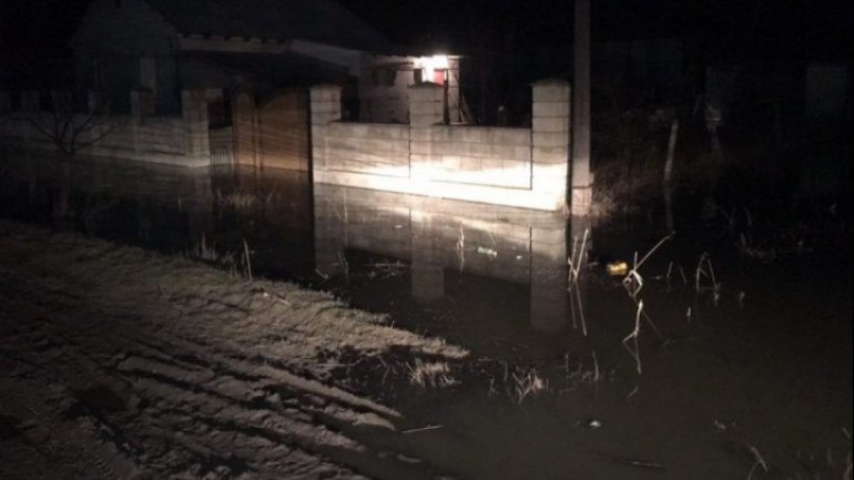 Lake floods households in southern town of Comrat