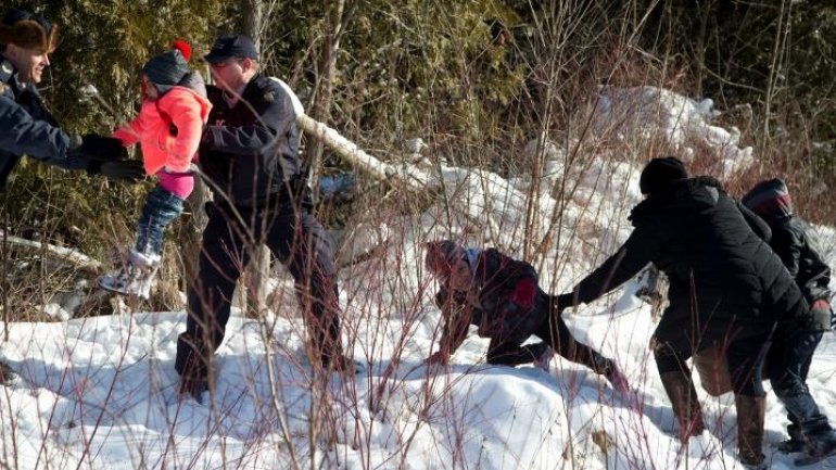 Eight people flee U.S. border patrol to seek asylum in Canada