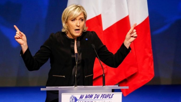 Poll shows Le Pen losing French presidential runoff