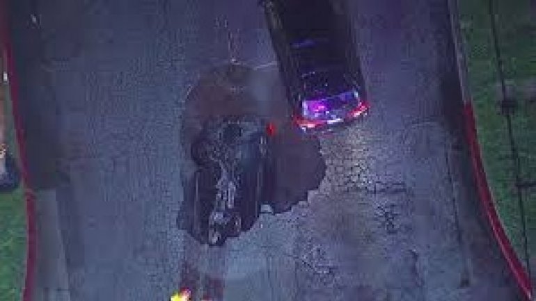 Cars fall into Los Angeles sinkhole (VIDEO)