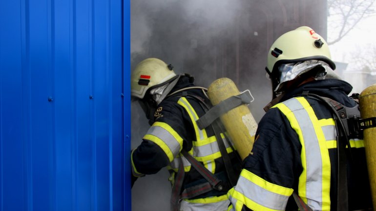 Firefighter training: Rescuers face smoke and high temperatures (VIDEO)