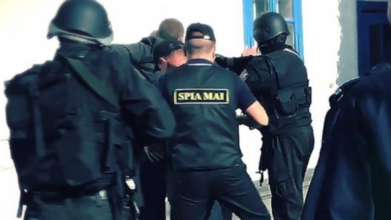 Two Turkish citizens arrested for bribing Moldavian police officer