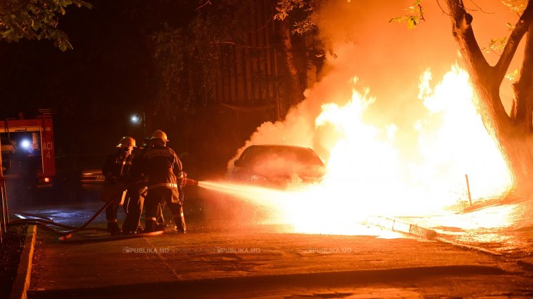 Horror for a driver from Bălți! Car suddenly burst into flames while waiting on red light