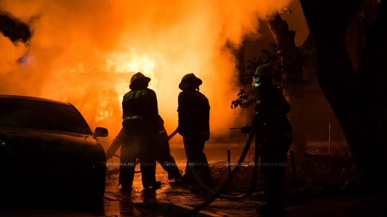 Crews battle fire in auto repair shop in Chisinau (VIDEO)