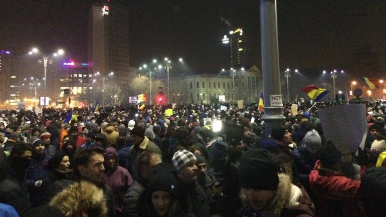 Fourth day of massive protests in Romania, 120,000 people sing national anthemn in Bucharest (VIDEO)