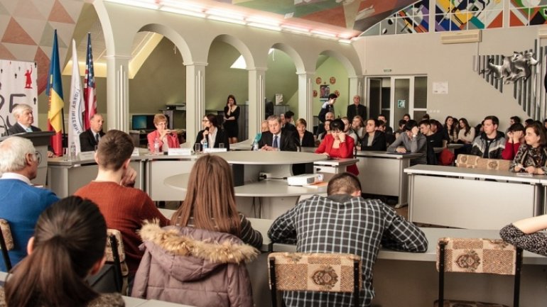 Moldovan students meet with first Ambassadors to Moldova and U.S.A.