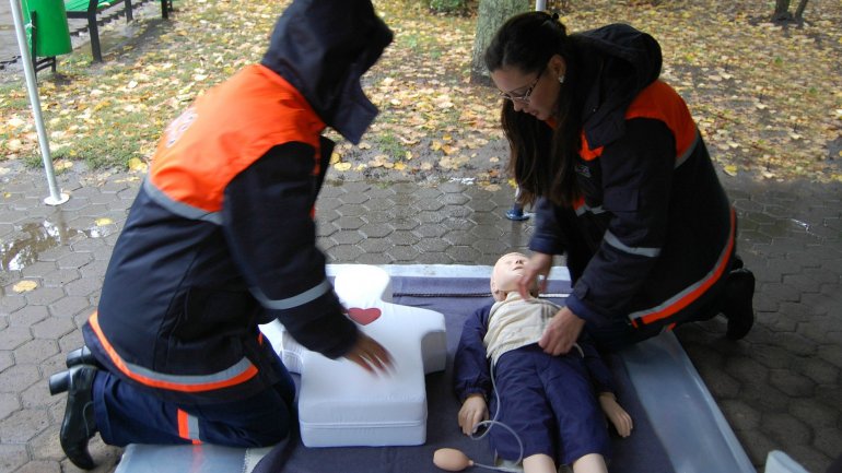 Learning first aid. Dozens master simple skills to help save lives (VIDEO)