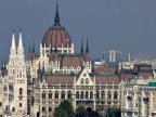 Hungary votes to arrest refugees and return them to Serbia