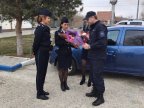 Border police offer flowers to women crossing border (PHOTO/VIDEO)