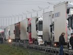 Russian truck drivers resume protest against road toll