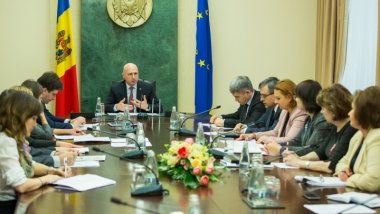 Government to draft bill simplifying work procedures for foreigners