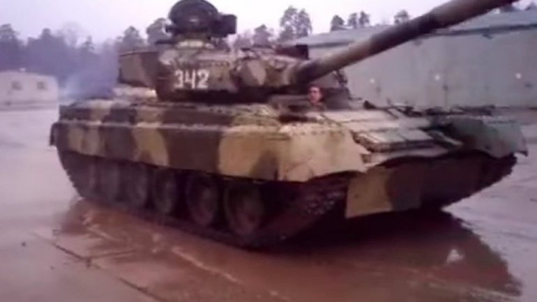 Preparing for Formula One? Watch Russian T-80UD main battle tank race and drift (VIDEO)