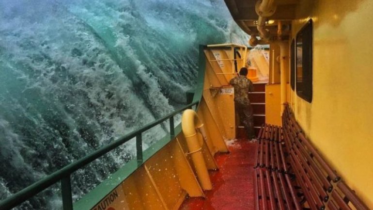 Dramatic wave photo from Sydney ferry wows thousands online (PHOTO)