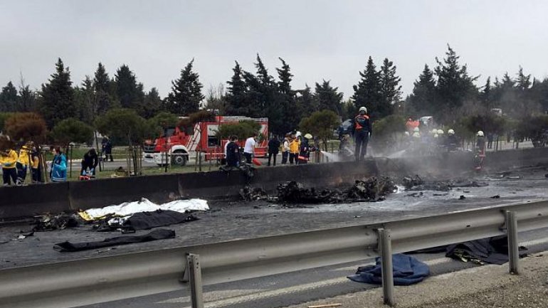 Five killed as helicopter crashes onto motorway in Istanbul (PHOTO/VIDEO)